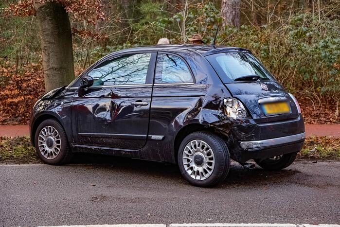 Enorme schade bij aanrijding tussen twee auto's