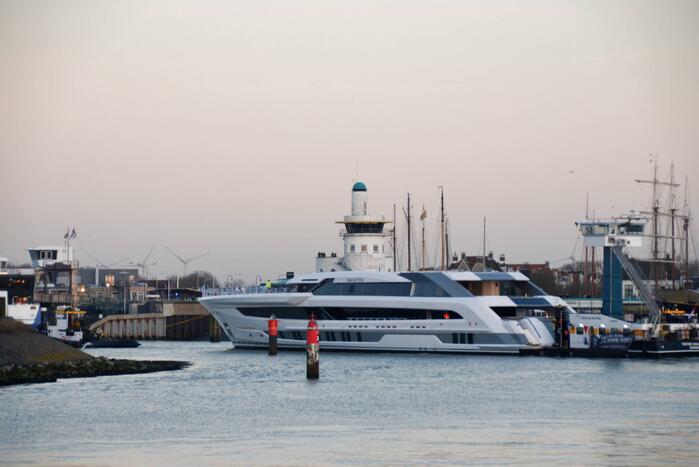 Luxe superjacht Galactica vaart eindelijk de haven binnen