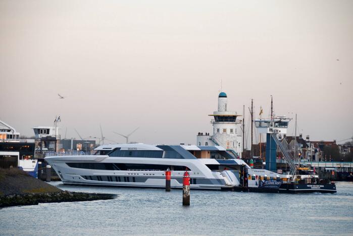 Luxe superjacht Galactica vaart eindelijk de haven binnen
