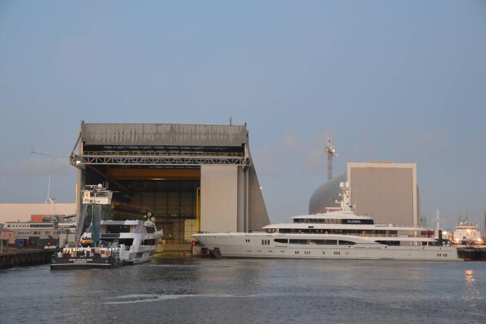 Luxe superjacht Galactica vaart eindelijk de haven binnen