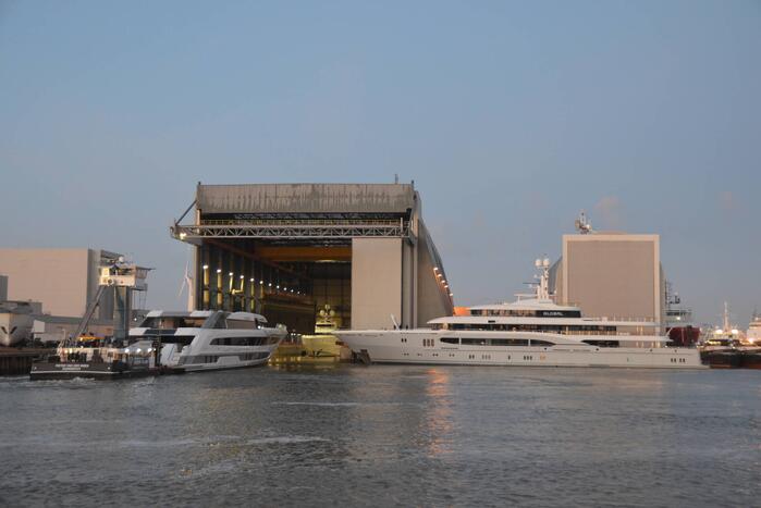 Luxe superjacht Galactica vaart eindelijk de haven binnen