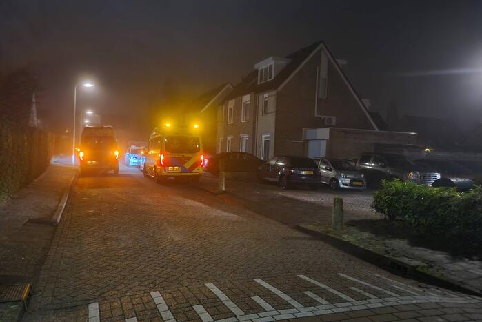 Meerdere ambulances trekken bekijks van buurtbewoners