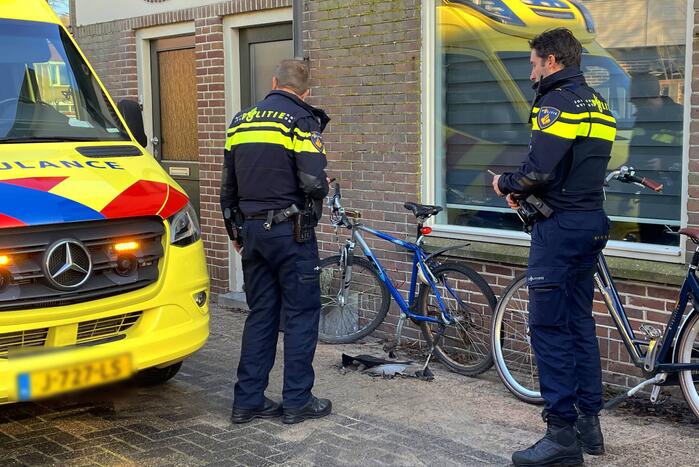 Automobilist botst op paaltje