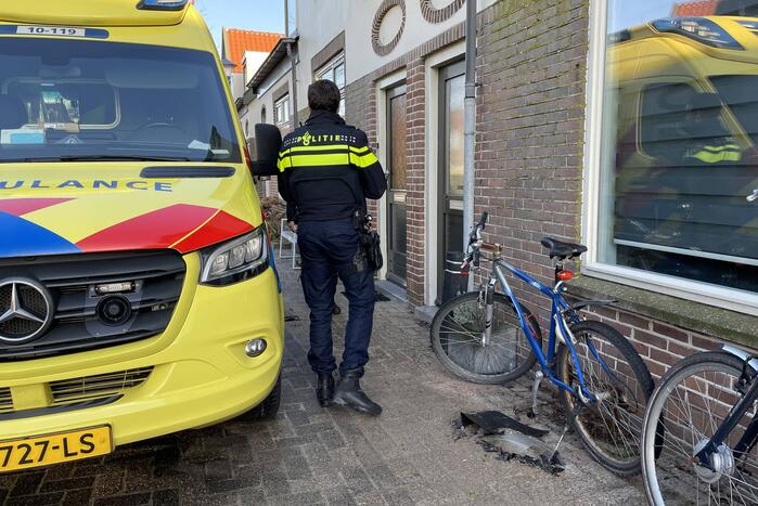 Automobilist botst op paaltje