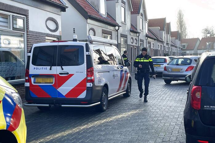 Automobilist botst op paaltje