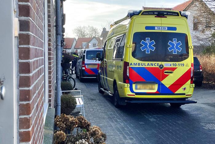 Automobilist botst op paaltje