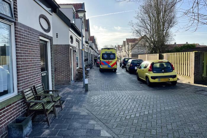 Automobilist botst op paaltje