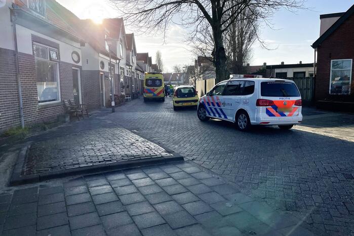 Automobilist botst op paaltje