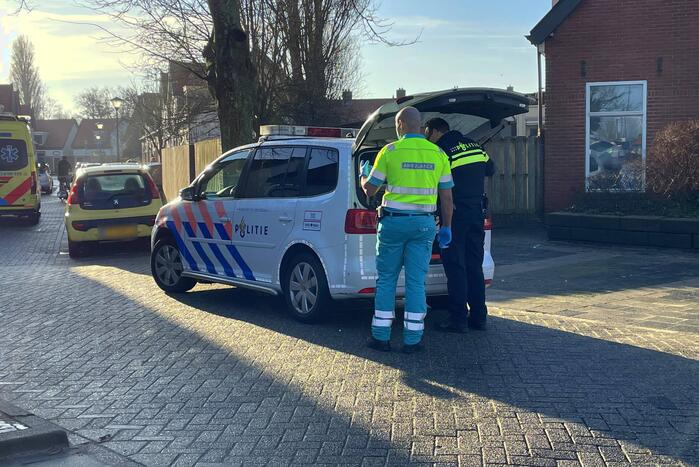 Automobilist botst op paaltje