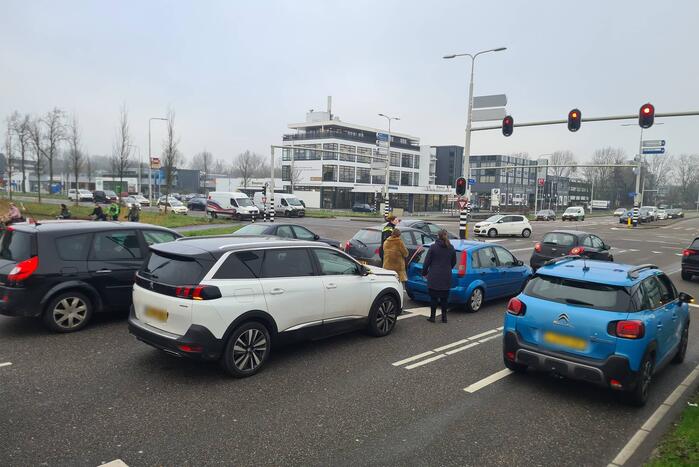 Schade bij kop-staartbotsing voor stoplicht