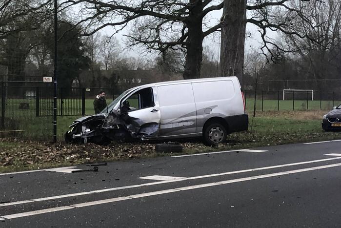 Frontale aanrijding tussen auto en bestelbus