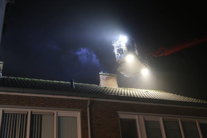 Veel rook bij schoorsteenbrand