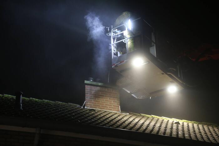 Veel rook bij schoorsteenbrand