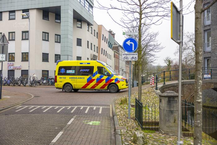 Fietsster slaat over de kop met aangelijnde hond