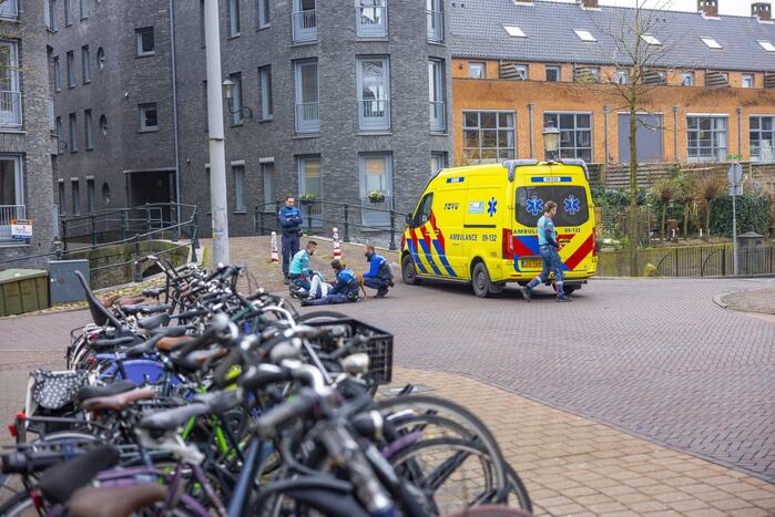 Fietsster slaat over de kop met aangelijnde hond