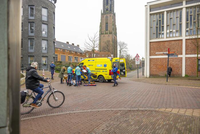 Fietsster slaat over de kop met aangelijnde hond