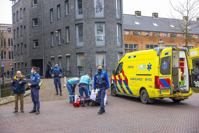 Fietsster slaat over de kop met aangelijnde hond