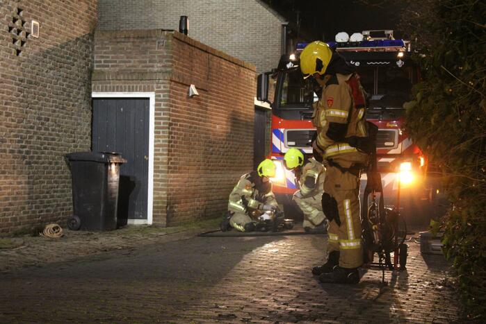 Brandweer veegt schoorsteen na brand