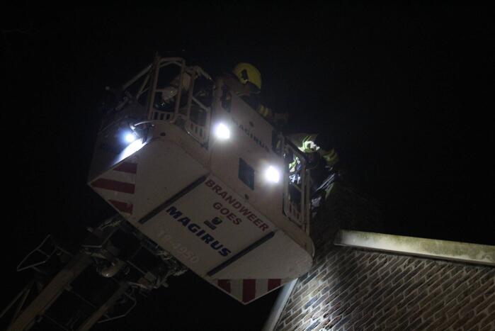 Brandweer veegt schoorsteen na brand