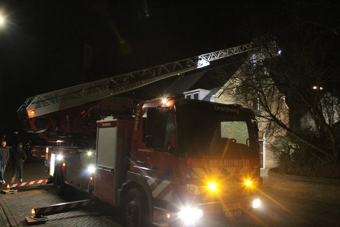 Brandweer veegt schoorsteen na brand