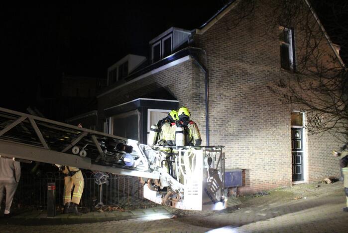 Brandweer veegt schoorsteen na brand