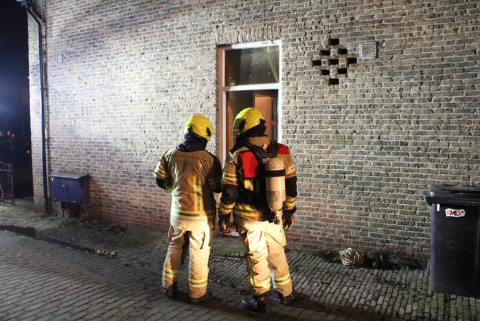 Brandweer veegt schoorsteen na brand