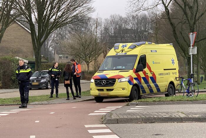 Scooterrijder en wielrenner botsen op rotonde
