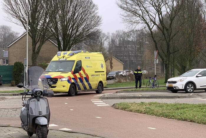 Scooterrijder en wielrenner botsen op rotonde