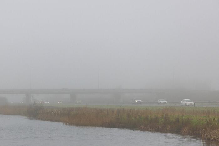 Dichte mist in midden van Nederland