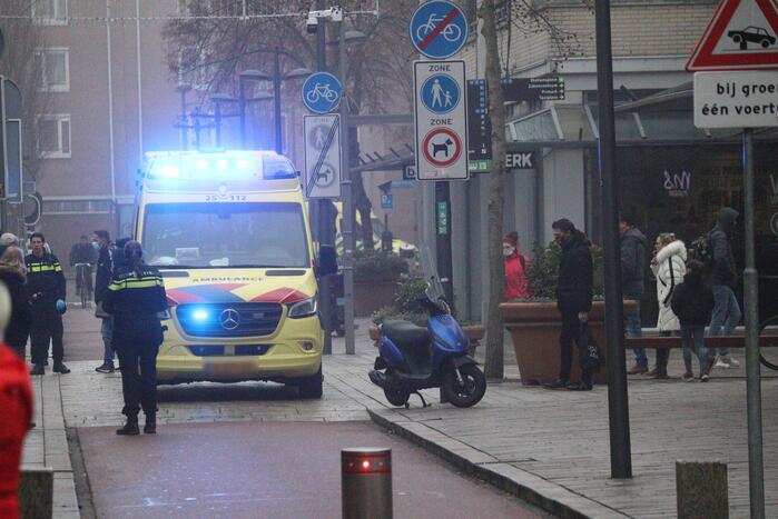 Scooterrijder en voetganger in botsing