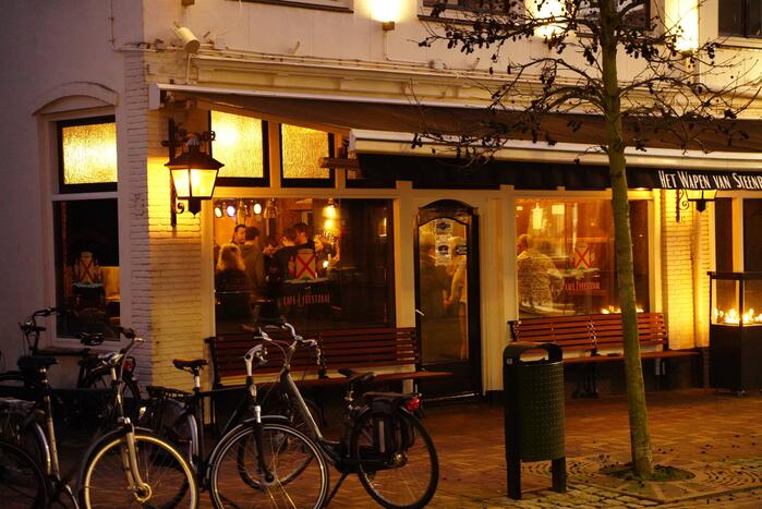 Cafés openen deuren uit protest