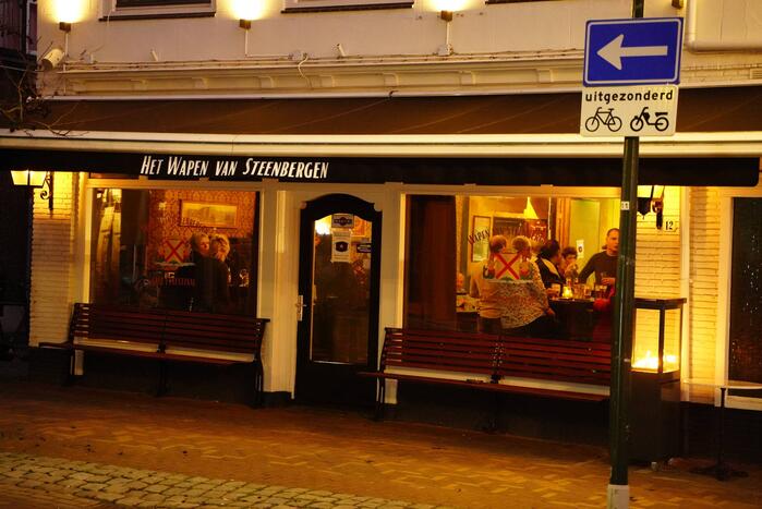 Cafés openen deuren uit protest