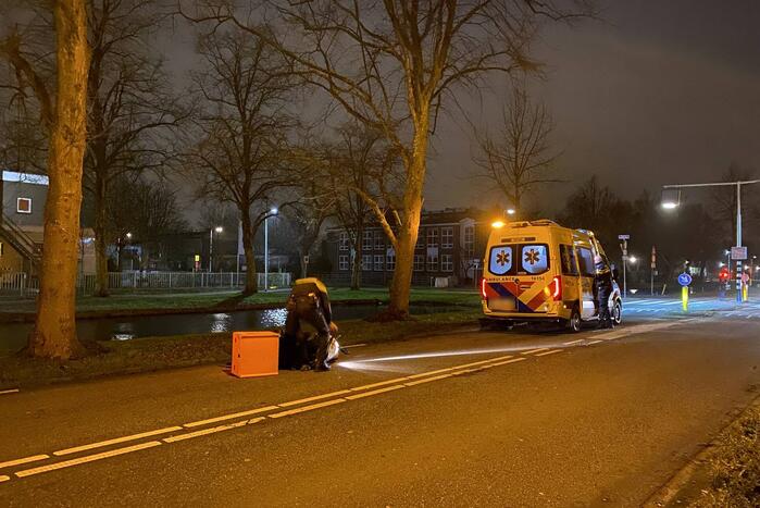 Maaltijdbezorger raakt stoep en komt ten val