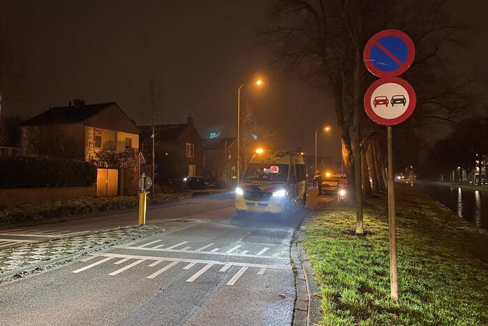 Maaltijdbezorger raakt stoep en komt ten val