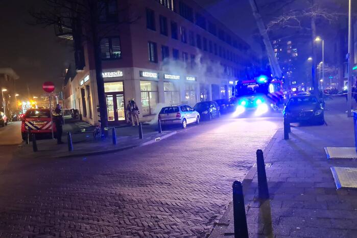 Brandweer blust brand in schoorsteen van gebouw