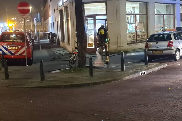 Brandweer blust brand in schoorsteen van gebouw