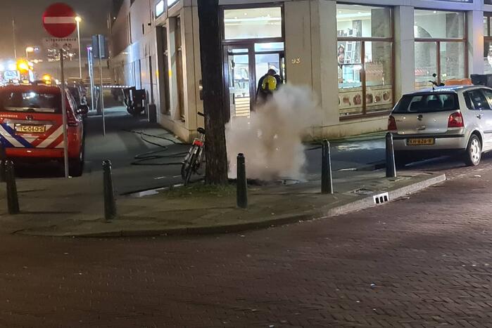 Brandweer blust brand in schoorsteen van gebouw