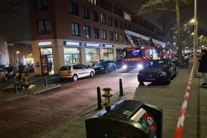 Brandweer blust brand in schoorsteen van gebouw