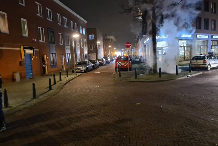 Brandweer blust brand in schoorsteen van gebouw
