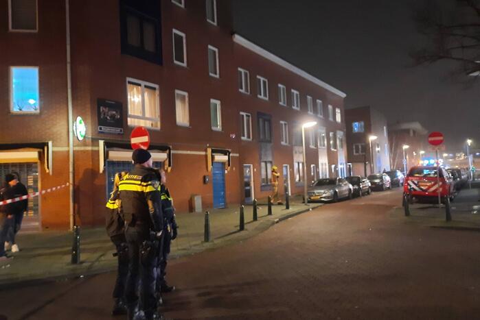 Brandweer blust brand in schoorsteen van gebouw