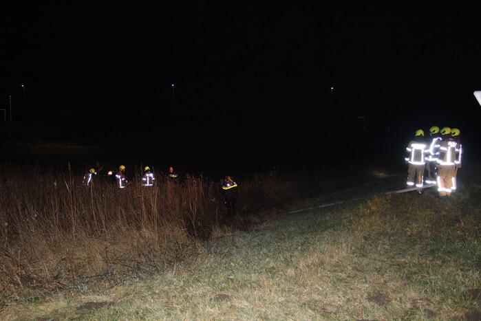 Personenauto belandt van de weg