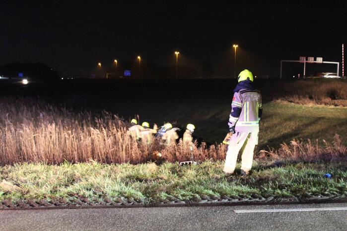 Personenauto belandt van de weg