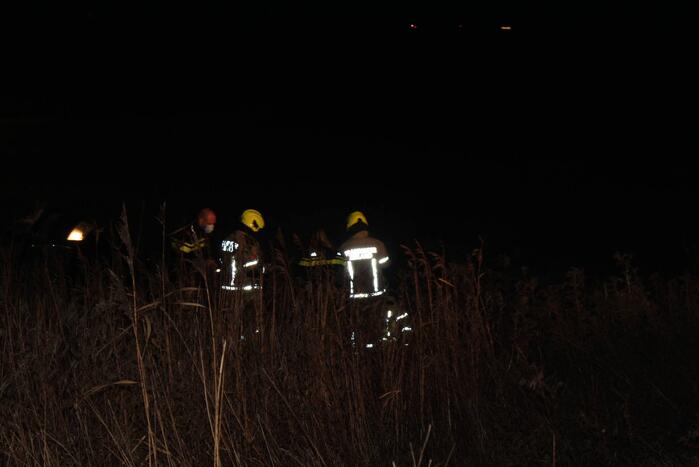 Personenauto belandt van de weg
