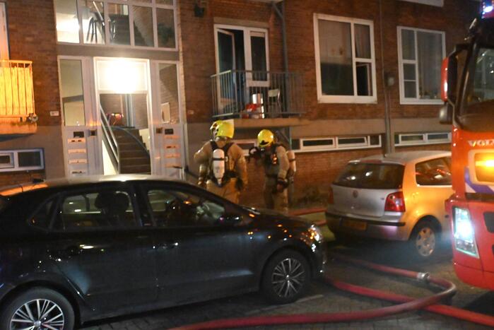 Man gewond bij woningbrand, parkiet overleden