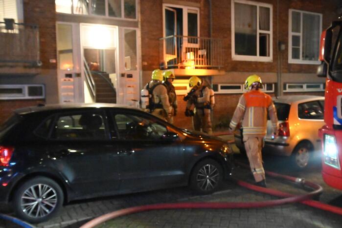 Man gewond bij woningbrand, parkiet overleden