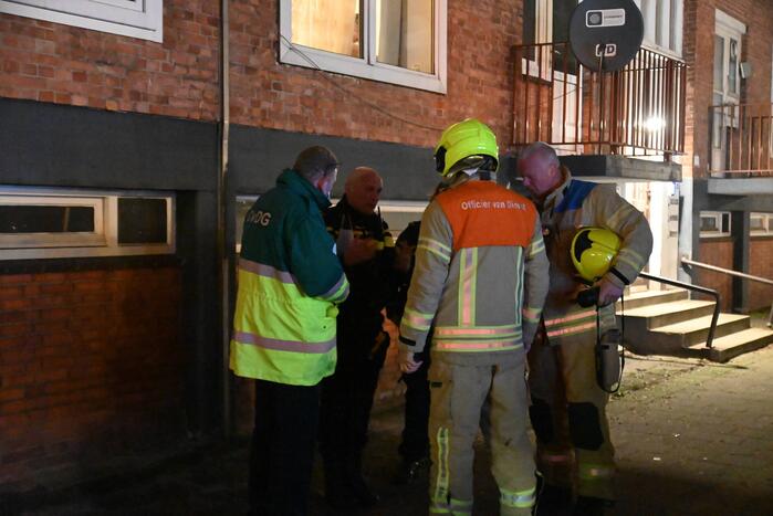 Man gewond bij woningbrand, parkiet overleden