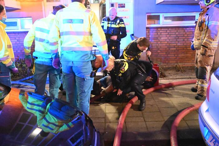 Man gewond bij woningbrand, parkiet overleden
