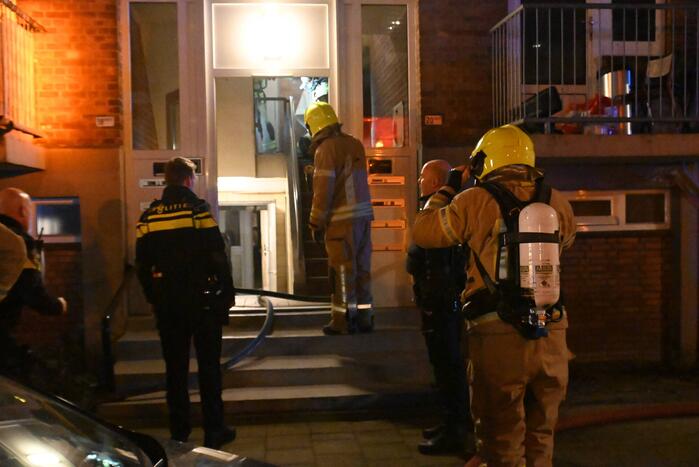 Man gewond bij woningbrand, parkiet overleden