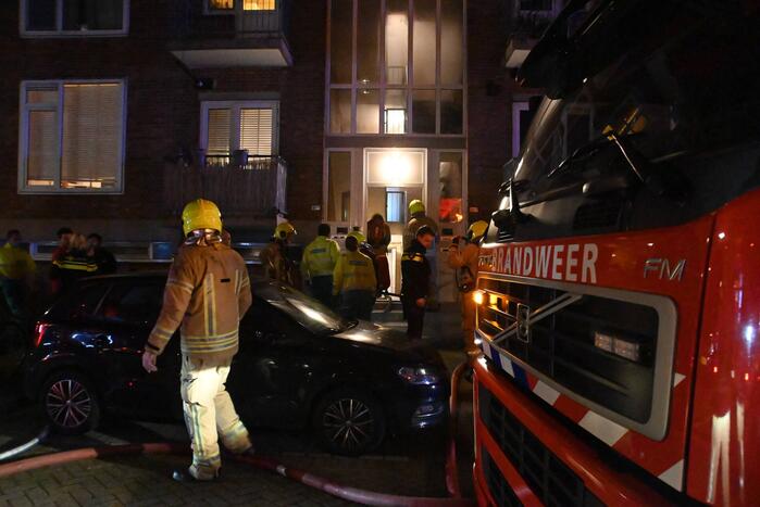 Man gewond bij woningbrand, parkiet overleden