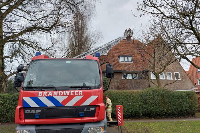 Schoorsteen geveegd na brandmelding